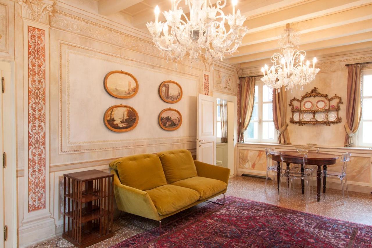 Explore Venice From A Sophisticated Hideaway In San Polo Kültér fotó