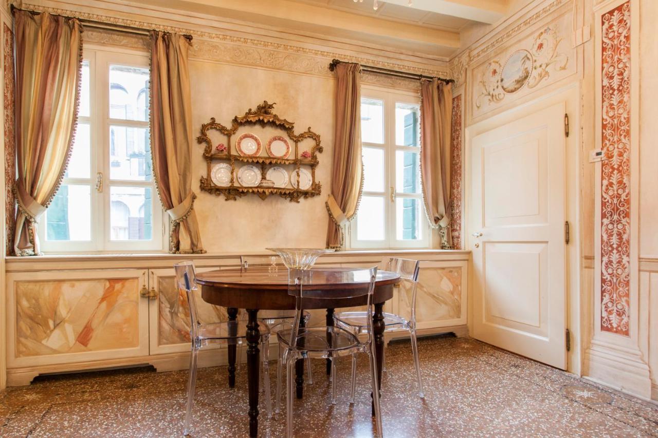 Explore Venice From A Sophisticated Hideaway In San Polo Kültér fotó