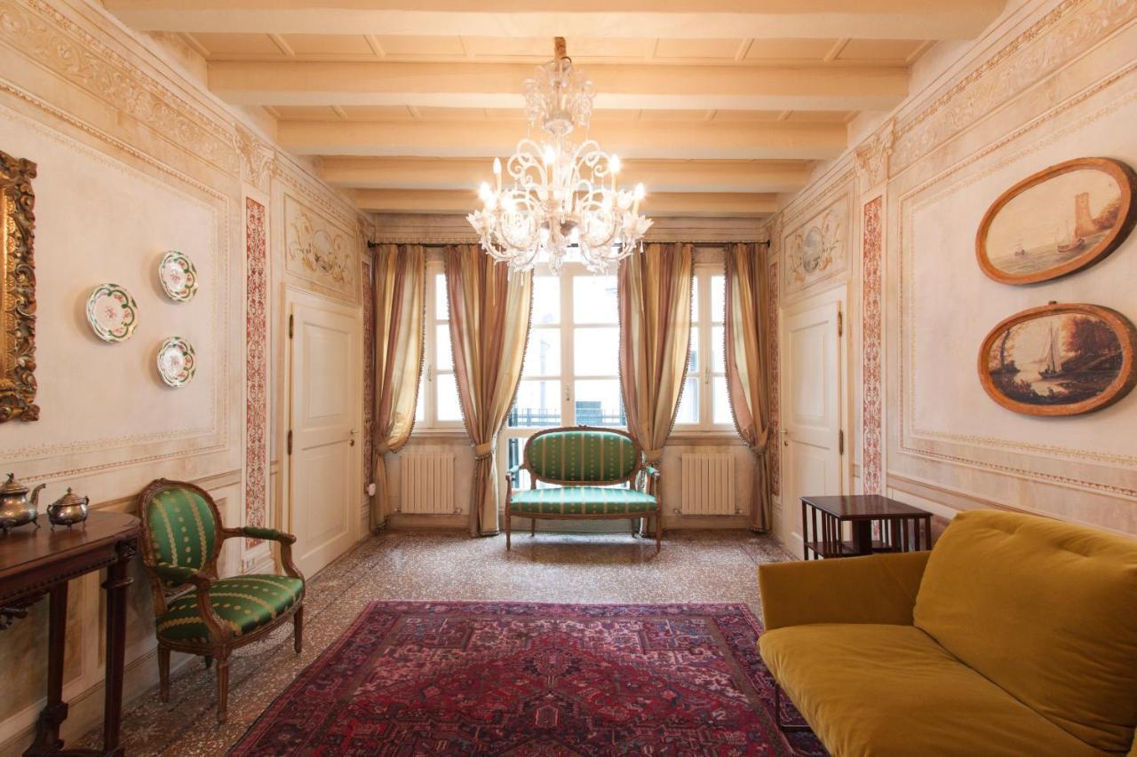 Explore Venice From A Sophisticated Hideaway In San Polo Kültér fotó