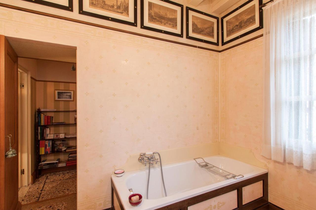 Explore Venice From A Sophisticated Hideaway In San Polo Kültér fotó