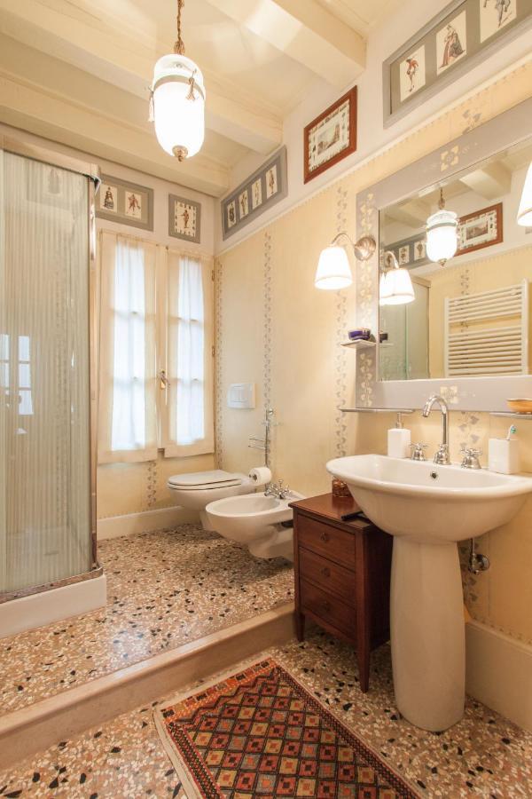 Explore Venice From A Sophisticated Hideaway In San Polo Kültér fotó