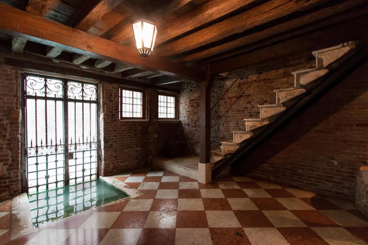 Explore Venice From A Sophisticated Hideaway In San Polo Kültér fotó