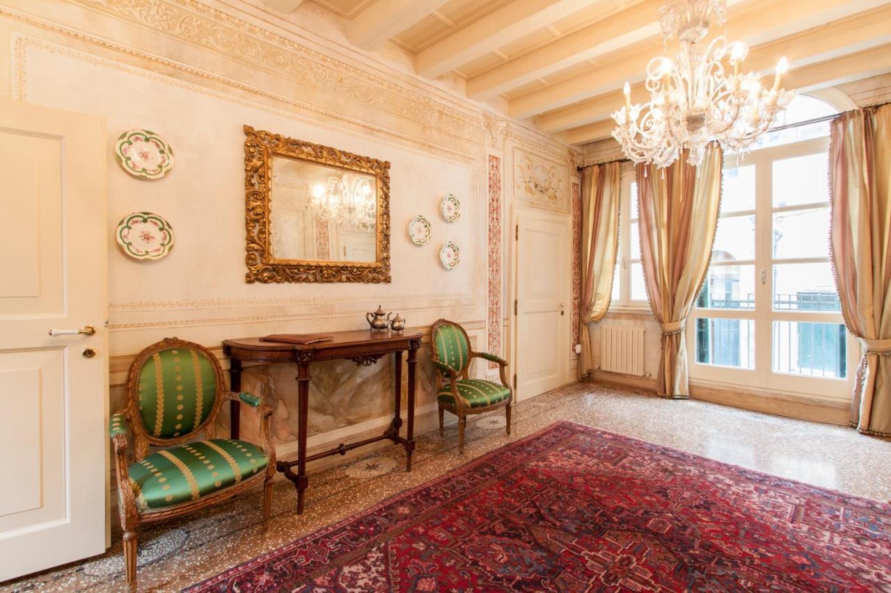 Explore Venice From A Sophisticated Hideaway In San Polo Kültér fotó
