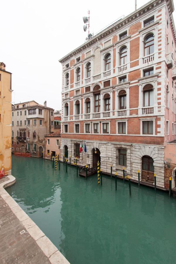 Explore Venice From A Sophisticated Hideaway In San Polo Kültér fotó