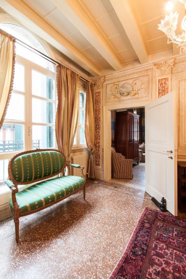 Explore Venice From A Sophisticated Hideaway In San Polo Kültér fotó